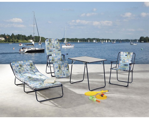 Szene mit einem Gartentisch, einem Liegestuhl und zwei Stühlen mit nautischem Muster