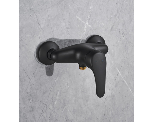 Schwarzer Einhebelmischer für die Dusche zur Wandmontage.