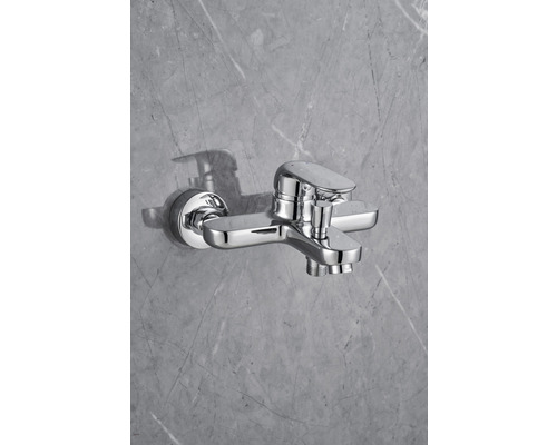 Glänzende Chrom-Badewannenarmatur zur Wandmontage