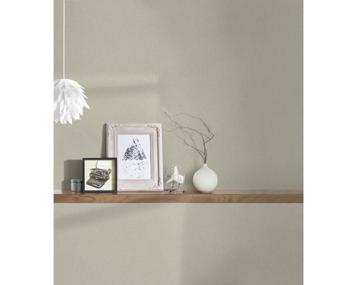 Wandgestaltung mit Tapete, Regalen und dekorativen Objekten für ein stilvolles Interieur.