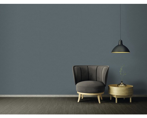 Wohnzimmer mit Sessel, Tisch und Hängelampe