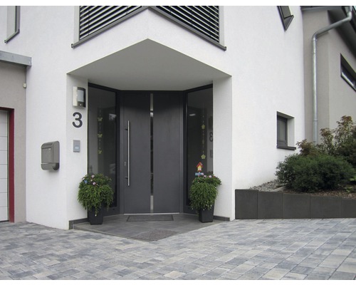 Haustür mit Glaselementen und Hausnummer am Eingangsbereich