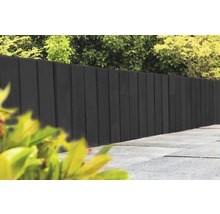 Gartenansicht mit Zaun aus Beton