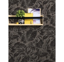 Dekorative Wand mit floralem Muster und Regal
