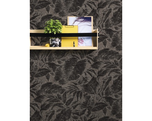 Dekorative Wand mit floralem Muster und Regal