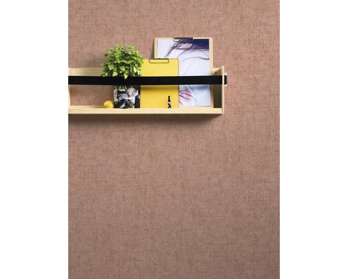 Wandregal mit Pflanze, Zitrone, Notizblöcken und Bild an einer strukturierten Wand