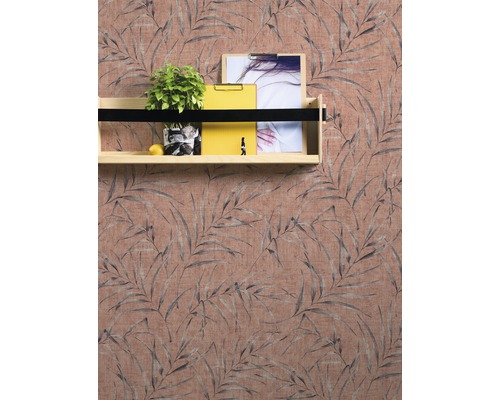 Dekorative Wand mit Blättermuster und Regal