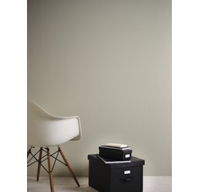 Wandgestaltung mit Stuhl und Aufbewahrungsboxen