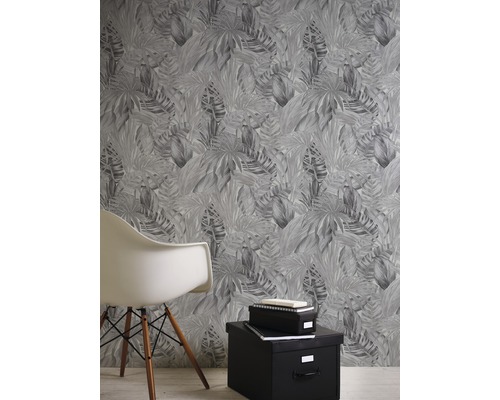 Zimmer mit tropischer Blättertapete, Stuhl und Aufbewahrungsboxen