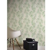 Zimmer mit Monstera-Blattmuster-Tapete, Stuhl und Aufbewahrungsbox