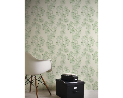 Zimmer mit Monstera-Blattmuster-Tapete, Stuhl und Aufbewahrungsbox