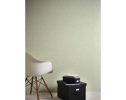 Raumansicht mit Uni-Tapete, Stuhl und Aufbewahrungsboxen