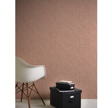 Beige Vliestapete im Interieur mit Stuhl und Aufbewahrungsboxen