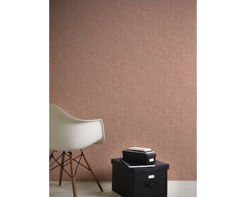 Beige Vliestapete im Interieur mit Stuhl und Aufbewahrungsboxen