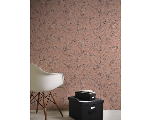 Szene mit gemusterter Tapete mit Blattmotiv, einem weißen Stuhl und Aufbewahrungsboxen