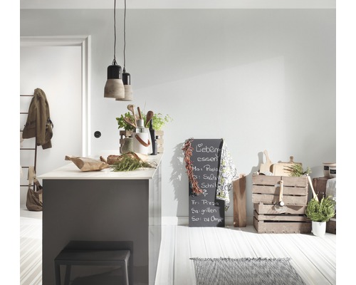 Helle Küche mit Kücheninsel, Hocker, Tafel und Dekoration