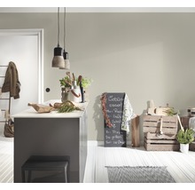 Helle Küche mit Kochinsel, Dekoration und Tafel für Essenspläne
