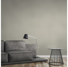 Wohnzimmer mit grauer Couch, Stehlampe und Beistelltisch