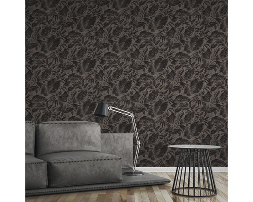 Szene mit einer strukturierten Tapete mit Pflanzenmuster, einer Couch, einer Lampe und einem Tisch