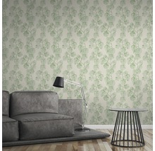 Wohnzimmer mit Tapete mit Monstera Pflanzenmuster, Sofa und Stehlampe.
