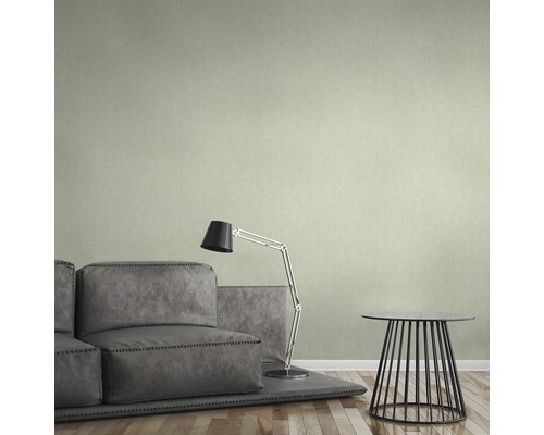 Wohnzimmer mit Sofa, Stehlampe und Beistelltisch