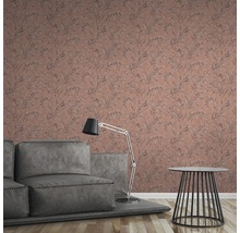 Dekoratives Zimmer mit gemusterter Tapete, Sofa und Lampe.