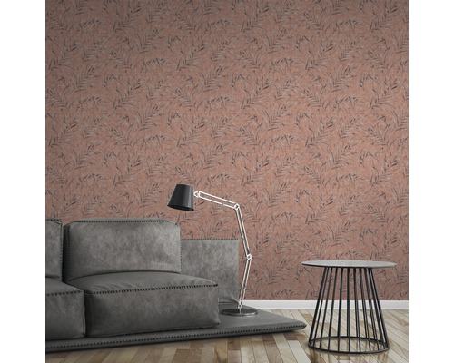 Dekoratives Zimmer mit gemusterter Tapete, Sofa und Lampe.