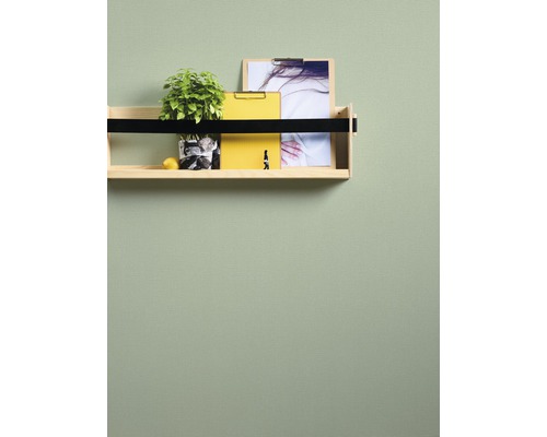 Regal aus Holz mit Dekoration an der Wand