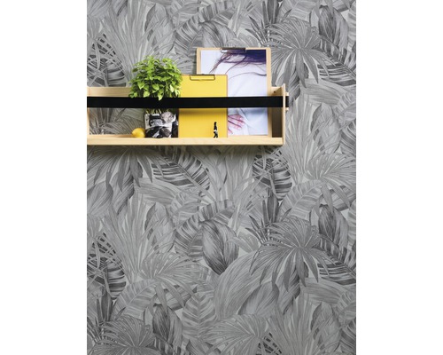 Wandgestaltung mit Blättermuster und Regal