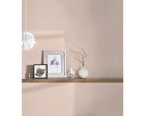 Helles Zimmer mit gemusterter Tapete, Regal, Dekoration und Lampe