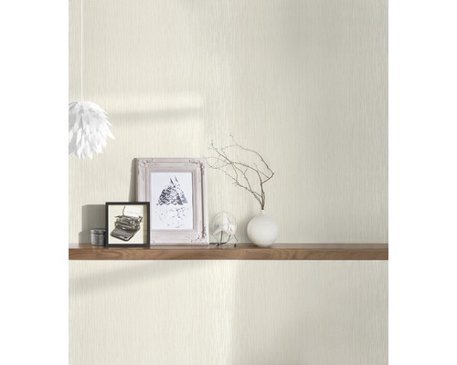 Helle, gemusterte Tapete mit Regal, Dekoration und Beleuchtung für eine freundliche Atmosphäre.