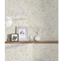 Wandgestaltung mit floral gemusterter Tapete und Dekoration auf einem Regal
