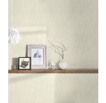 Wohnraumgestaltung mit Tapete, Regal und Dekoration