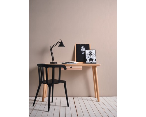 Schreibtisch mit Lampe, Stuhl und Dekoration