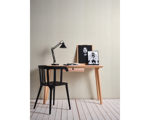 Ein heller Arbeitsbereich mit Schreibtisch, Stuhl und Lampe.
