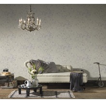Dekoratives Wohnzimmer mit Tapete mit Blumenmuster, Sofa, Teppich und Kronleuchter