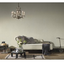 Klassisch eingerichtetes Wohnzimmer mit Sofa, Kronleuchter und Dekorationen