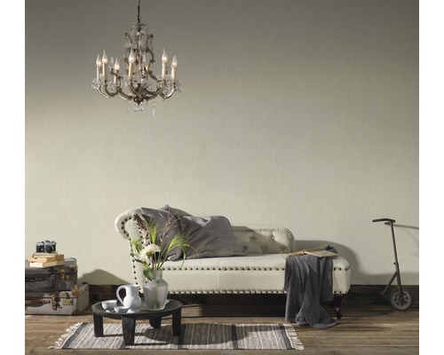 Klassisch eingerichtetes Wohnzimmer mit Sofa, Kronleuchter und Dekorationen