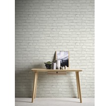 Helles Arbeitszimmer mit Holztisch und dekorativer Backsteinmauer-Tapete