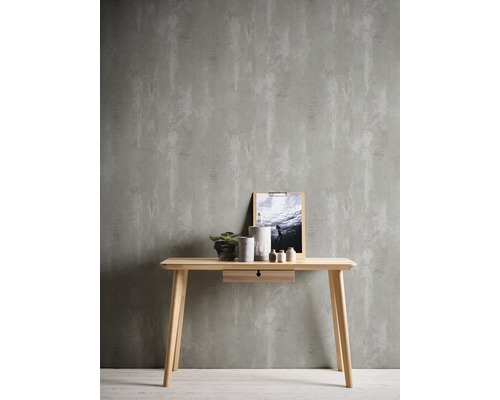 Tisch mit Dekoration vor grauer Wand