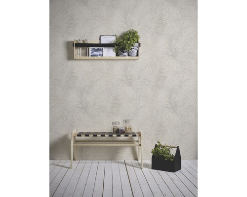 Wohnraum mit gemusterter Tapete, Wandregal, Bank und Aufbewahrungskorb