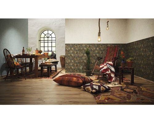Wohnzimmer mit Esstisch, Stühlen, Bank, Liegestuhl, Teppichen und dekorativen Kissen im Bohème Stil.