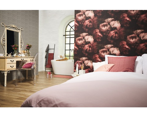 Badezimmer- und Schlafzimmerdesign mit Badewanne, Bett und Schminktisch