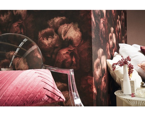 Raumszene mit floraler Tapete, Stuhl und dekorativen Kissen