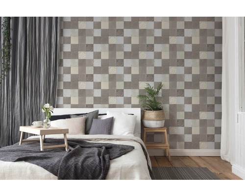 Helles Schlafzimmer mit Bett, Vorhängen und Wandtapete im Fliesenmuster