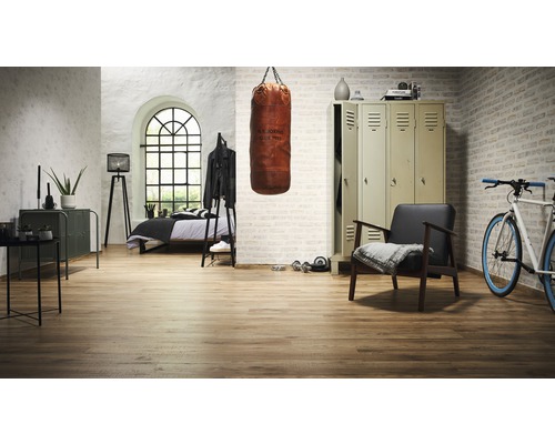 Wohnraum mit Holzboden, Boxsack, Spind und Bett