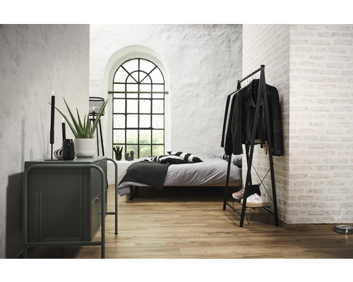 Schlafzimmer mit Bett, Kleiderständer, Kommode und großem Fenster