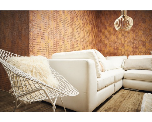 Wohnzimmer mit weißer Couch, Stuhl, Lampe und gemusterter Tapete