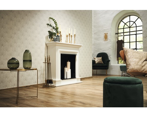 Wohnzimmer mit Kamin, Sesseln und Dekoration