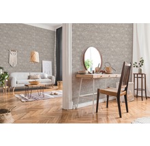 Wohnzimmer mit gemusterter Tapete, Sofa, Tisch und Holzboden